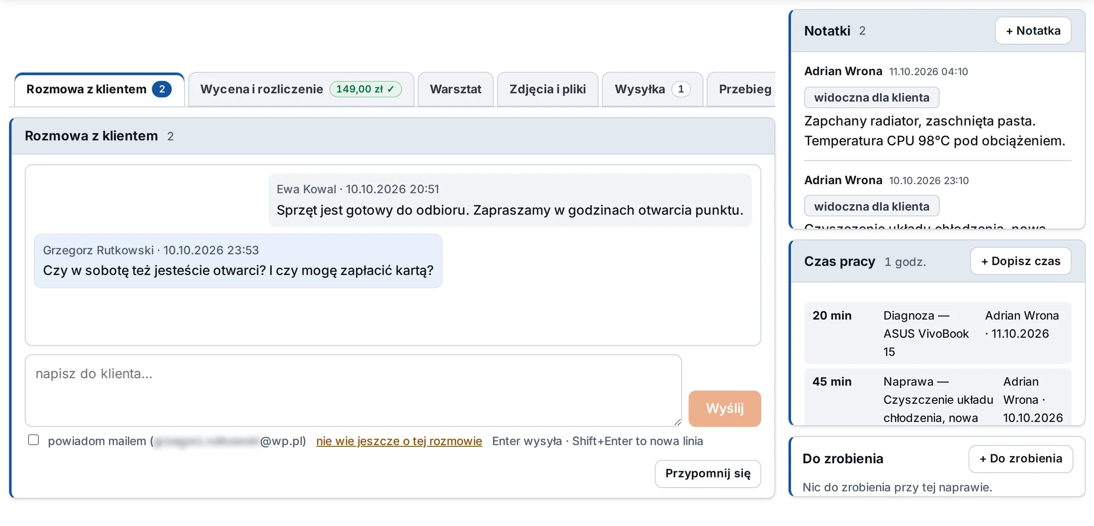 Karta naprawy, sekcja Komunikacja: rozmowa z klientem z wiadomością serwisu i pytaniem klienta, pole odpowiedzi z opcją Powiadom mailem oraz notatki oznaczone Widoczna dla klienta – przykładowe dane
