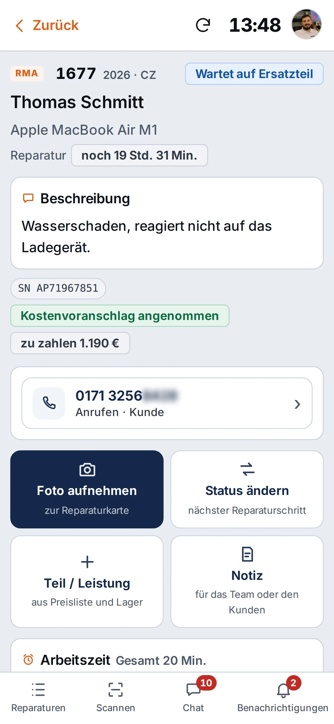 Reparaturkarte auf dem Smartphone: Fehlerbeschreibung, Telefonnummer des Kunden und vier große Schaltflächen „Foto aufnehmen“, „Status ändern“, „Teil oder Leistung“, „Notiz“ – Beispieldaten