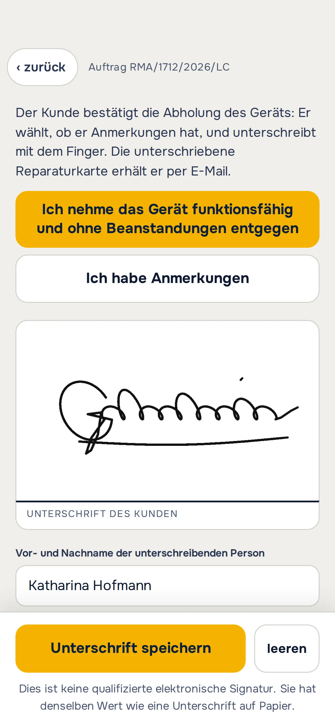 Smartphone nach dem Scannen des Codes: Die Kundin hat „Ich nehme das Gerät funktionsfähig und ohne Beanstandungen entgegen“ gewählt, mit dem Finger unterschrieben und Vor- und Nachnamen eingetragen – Beispieldaten