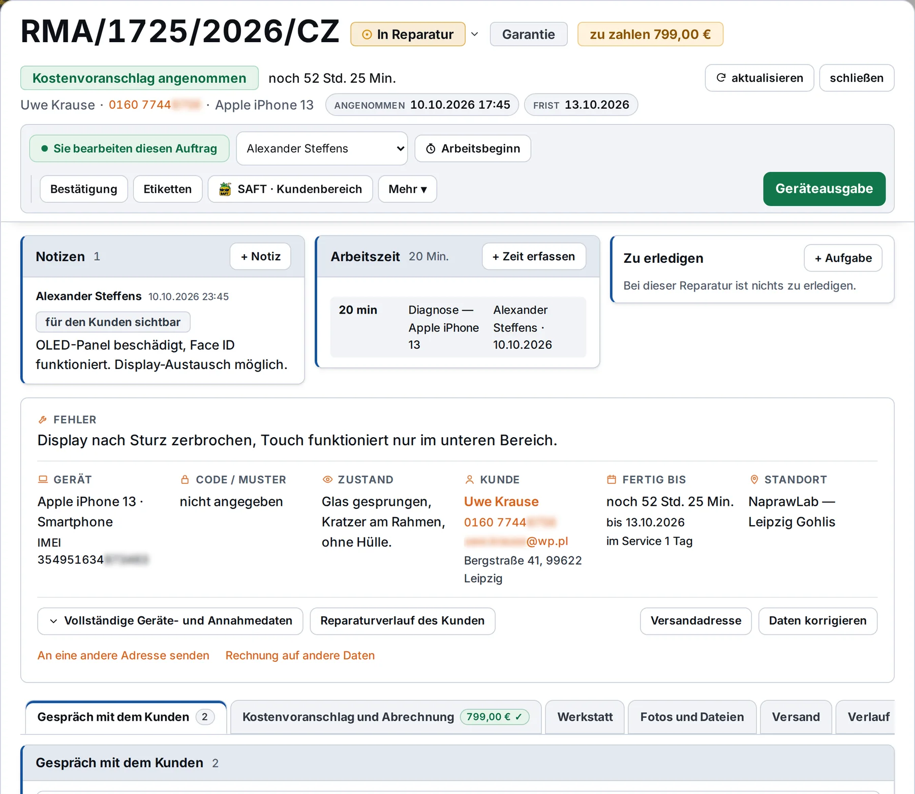 Reparaturkarte RMA/1725/2026/CZ als Fenster: Kopfzeile mit Status, Kostenvoranschlag und Betrag, Arbeit und Dokumente, Notizen, Arbeitszeit und Aufgaben, Fehler, Gerät, Kunde, Termin und Standort sowie der Reiter „Gespräch mit dem Kunden“ – Beispieldaten