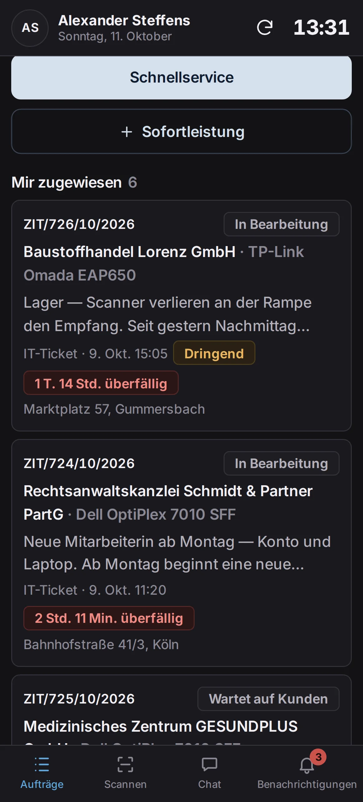 Auftragsliste eines Technikers auf dem Smartphone im dunklen Design – Beispieldaten