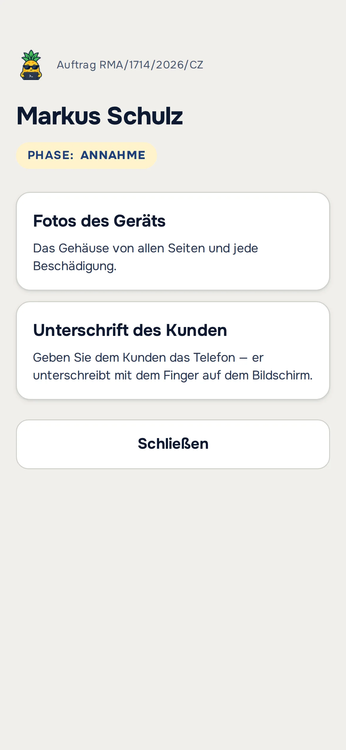 Smartphone nach dem Scannen des Codes bei der Annahme: Auftrag RMA/1714/2026/CZ, Phase Annahme, Auswahl zwischen Gerätefotos und Kundenunterschrift – Beispieldaten