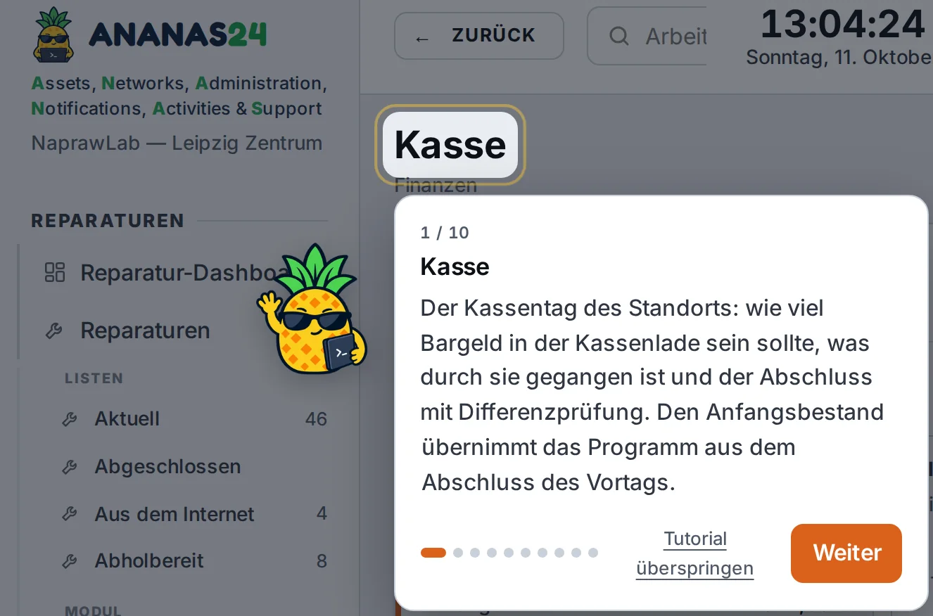 Einführung in der Kasse: Das Ananas-Maskottchen hebt die Bildschirmüberschrift hervor und erklärt in der Sprechblase 1 von 10 den Kassentag – Beispieldaten