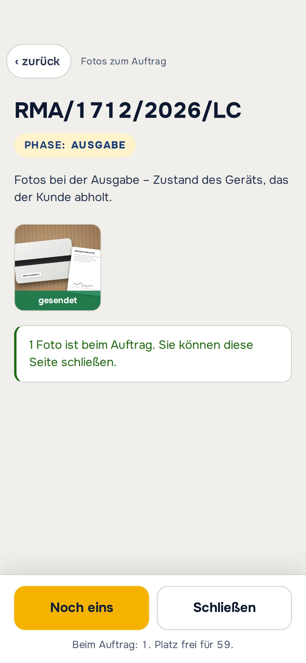 Smartphone mit Fotos zum Auftrag RMA/1712/2026/LC in der Phase Ausgabe: gesendetes Foto des Geräts mit der Reparaturkarte – Beispieldaten
