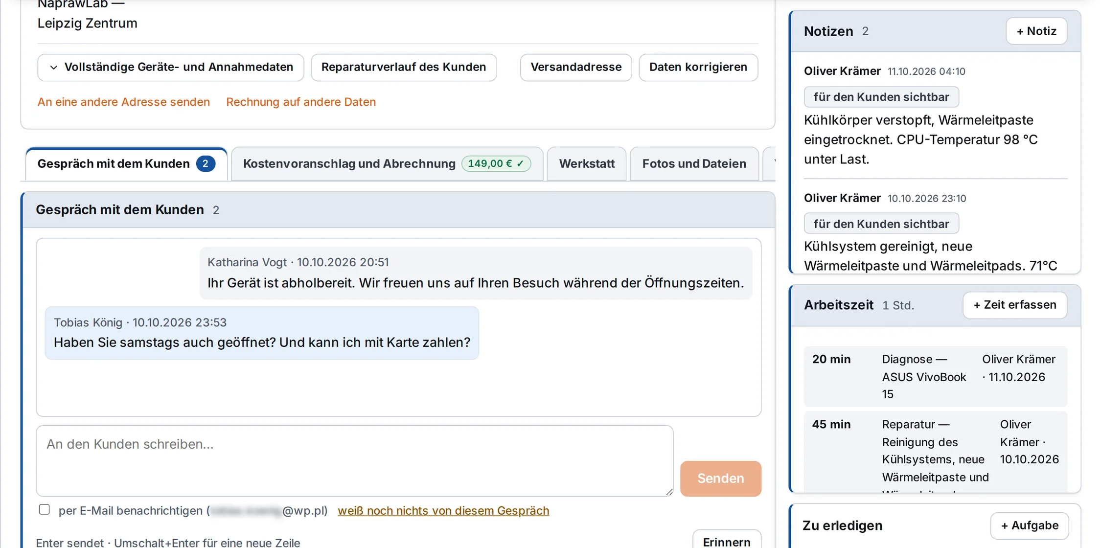 Reparaturkarte, Reiter „Gespräch mit dem Kunden“: Nachricht des Service und Frage des Kunden, Antwortfeld mit der Option „per E-Mail benachrichtigen“, daneben Notizen mit der Markierung „für den Kunden sichtbar“ – Beispieldaten