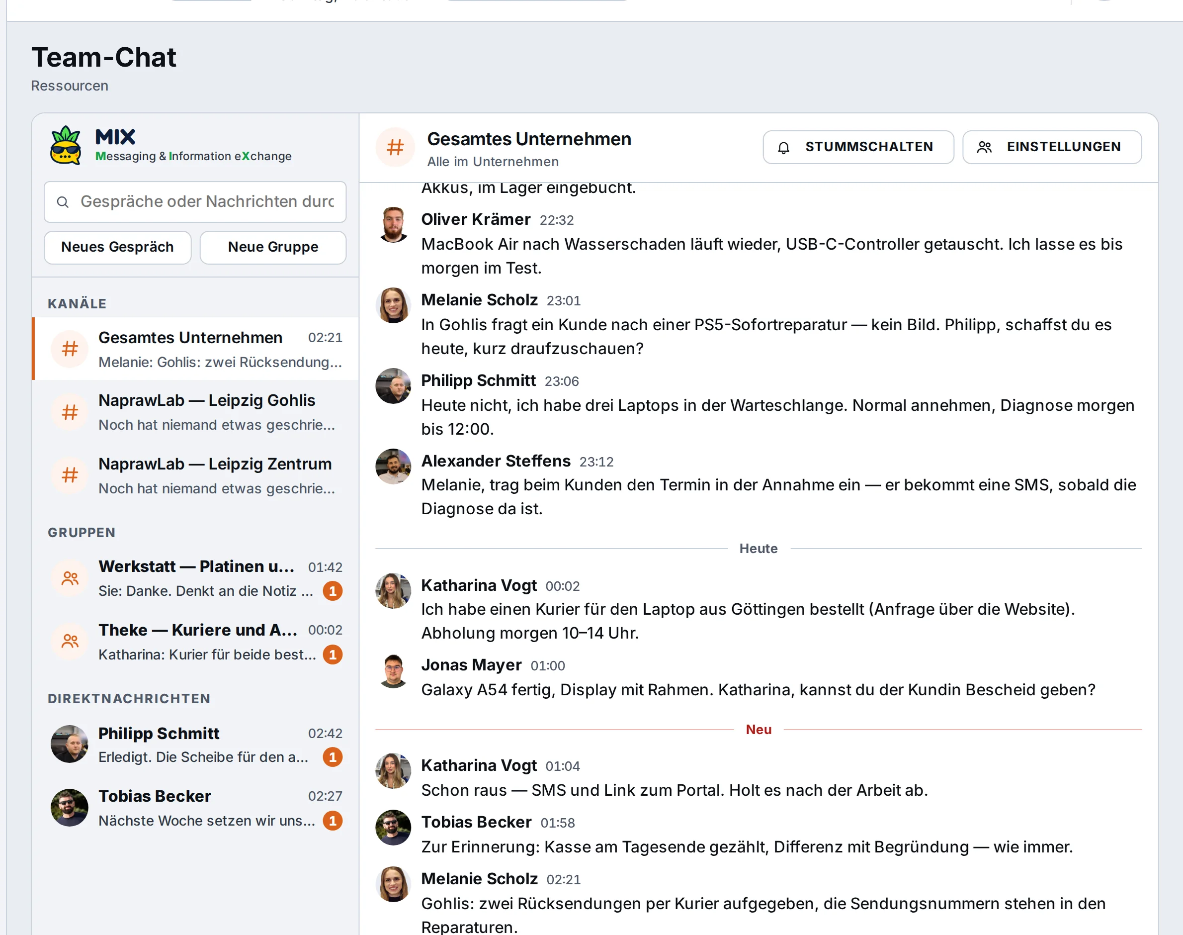 MIX, der Team-Chat: Kanäle für die ganze Firma und die Standorte, Gruppen, private Unterhaltungen und ein Gespräch im Kanal „Gesamtes Unternehmen“ über Pakete, Ausgaben und Reparaturen – Beispieldaten