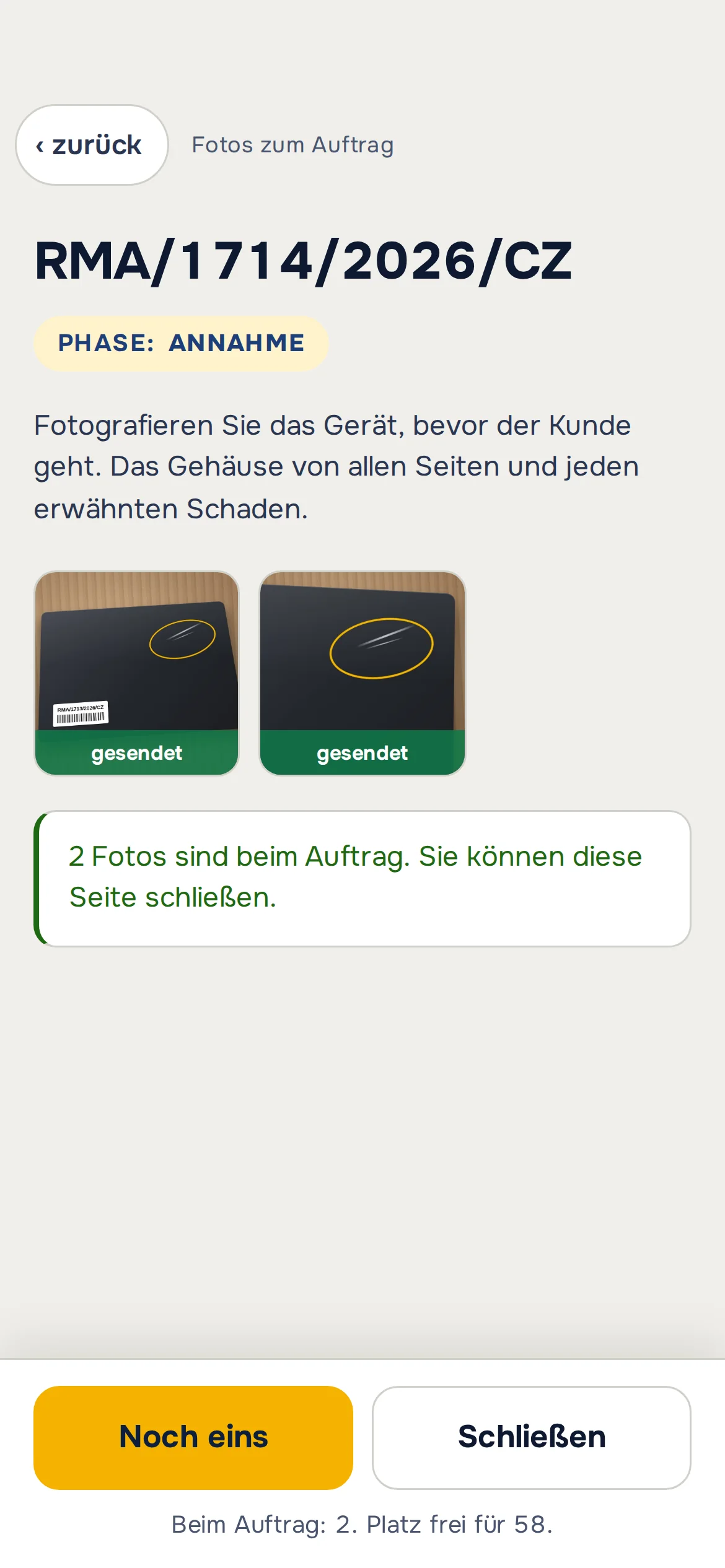 Smartphone nach dem Scannen des Codes auf der Karte: Fotos zum Auftrag RMA/1714/2026/CZ in der Phase Annahme, zwei gesendete Laptopfotos mit markiertem Kratzer und der Hinweis, dass sie beim Auftrag gespeichert sind – Beispieldaten