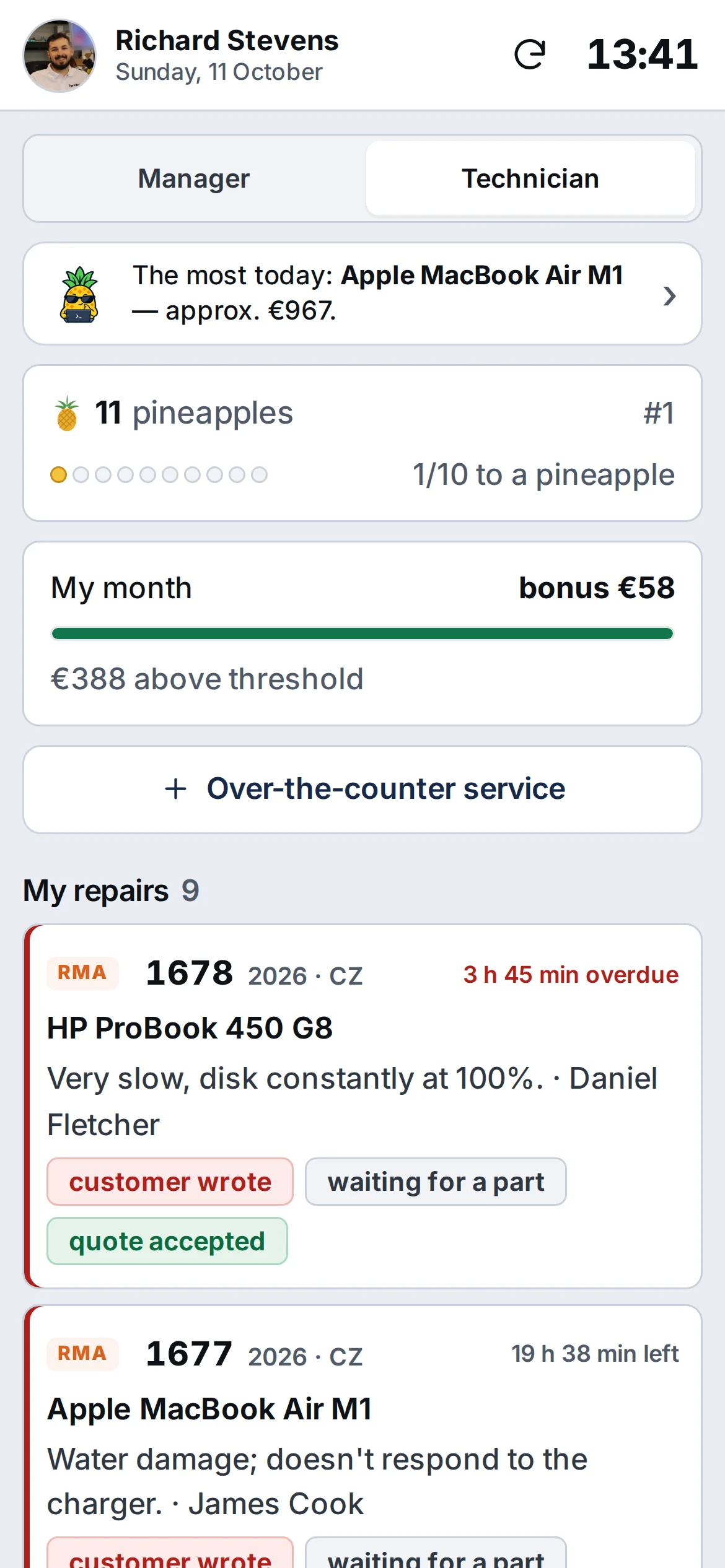 Technician’s phone: Ananas’s tip, pineapples, My month, Over-the-counter service and the My repairs list with statuses – sample data