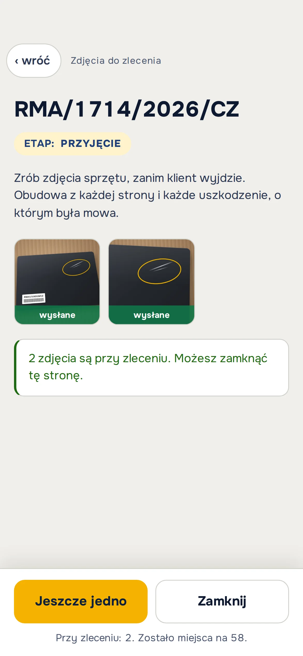 Telefon po zeskanowaniu kodu z karty: zdjęcia do zlecenia RMA/1714/2026/CZ na etapie Przyjęcie, dwa wysłane zdjęcia laptopa z zaznaczoną rysą i komunikat, że są przy zleceniu – przykładowe dane