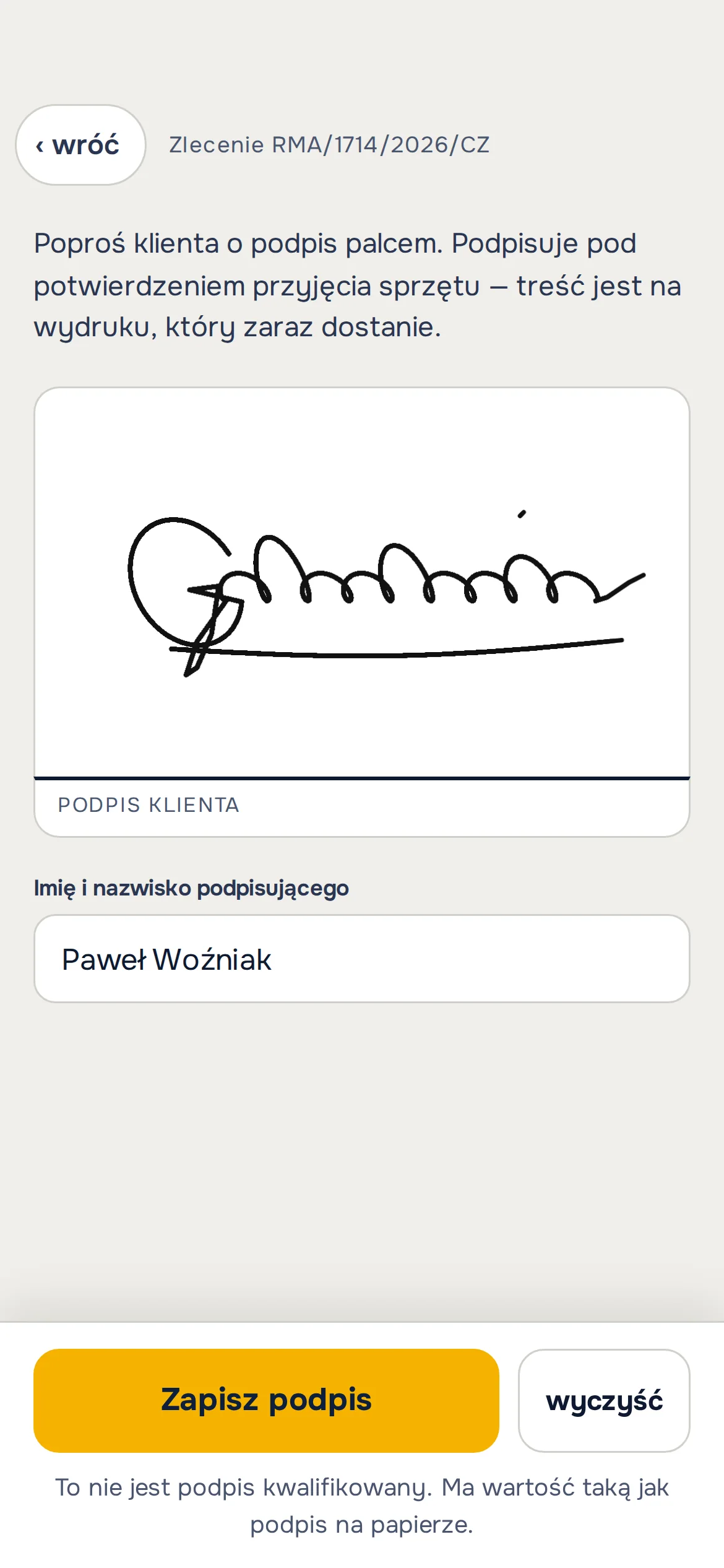 Telefon z podpisem klienta pod potwierdzeniem przyjęcia sprzętu: podpis palcem i imię i nazwisko – przykładowe dane